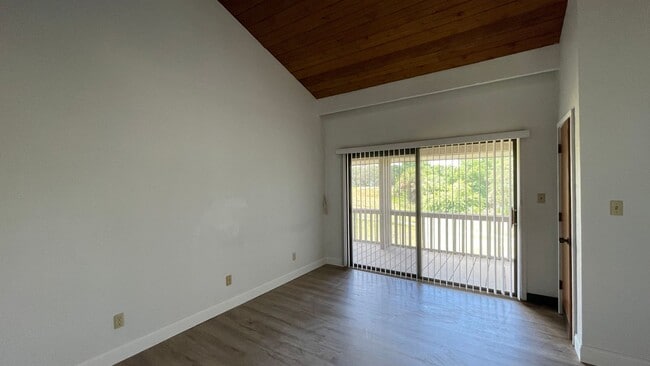 Building Photo - Priced Right!1 Bed 1 Bath Condo in Grenele...