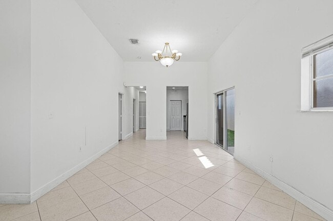 Building Photo - 2552 NE 41st Ave