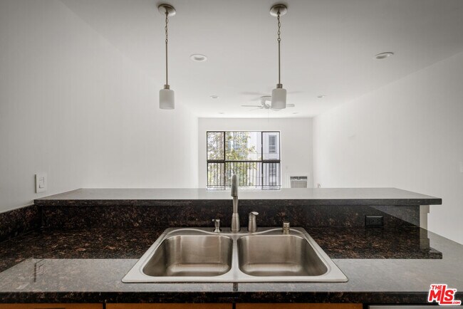 Building Photo - 10982 Roebling Ave