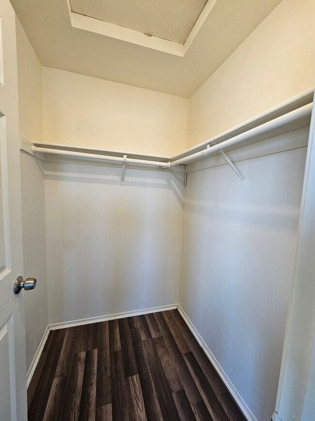 Building Photo - Upstairs/ Spacious/ 2 bedrooms / 2 bathrooms