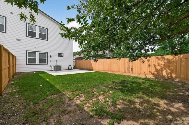 Building Photo - 5027 Willow Glen Dr