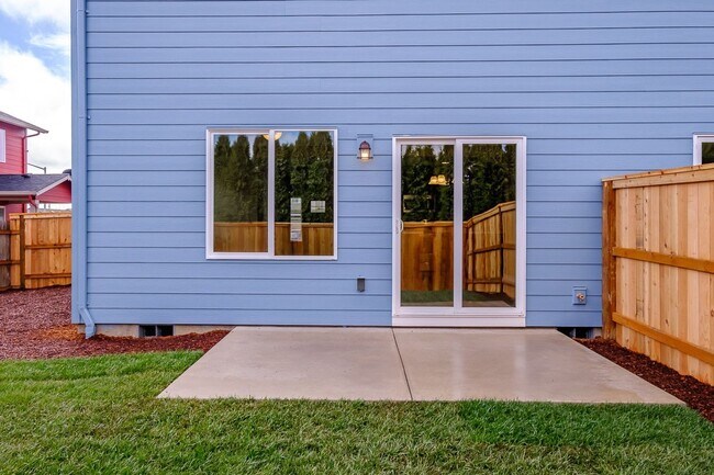 Building Photo - 270-272 Gwinn Street E