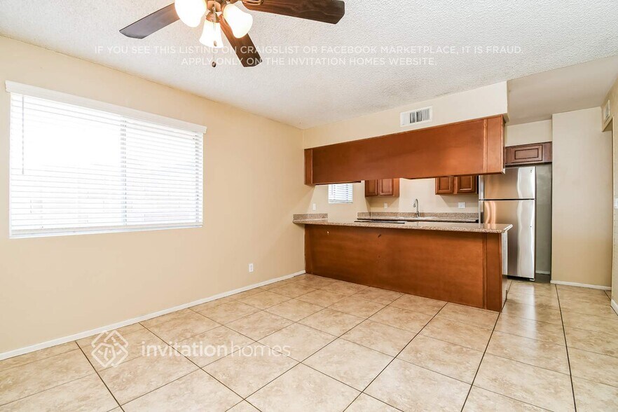 Building Photo - 429 E 10th Dr