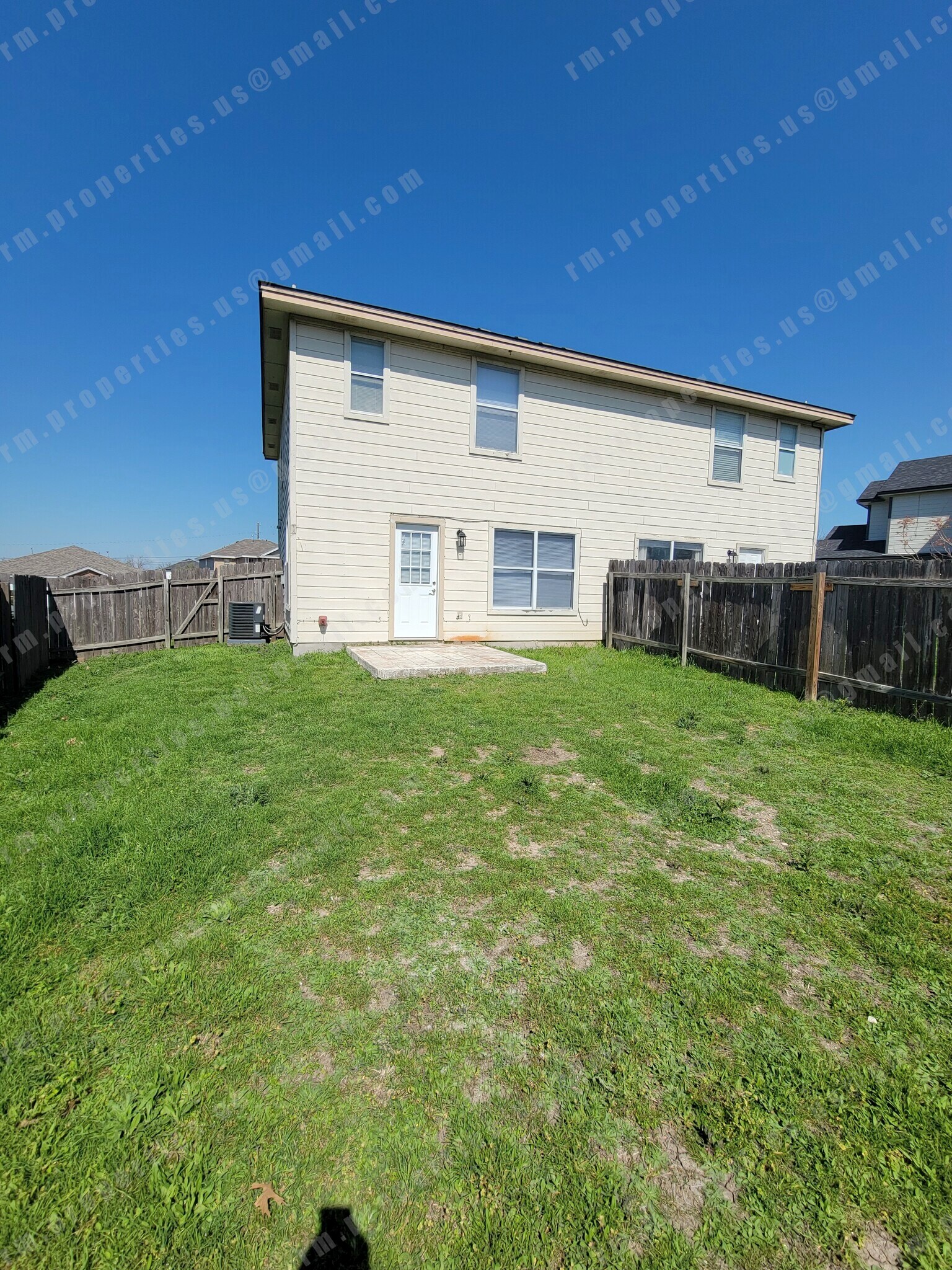 Fenced backyard with patio - 2874 Southampton Way