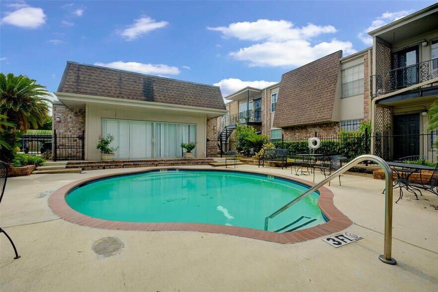 Building Photo - 5550 N Braeswood Blvd