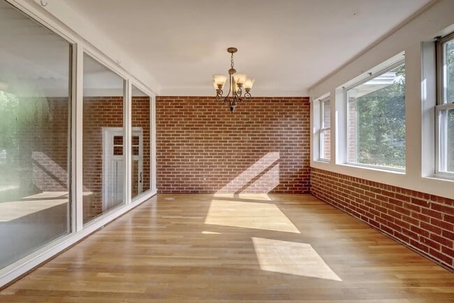 Building Photo - 211 Oak Leaf Dr