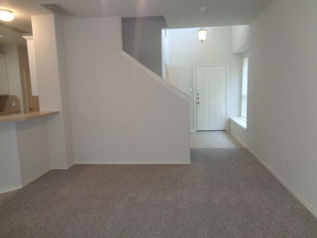 Building Photo - Beautiful 3BR Townhome in Villas of Oakwood Glen – Klein ISD