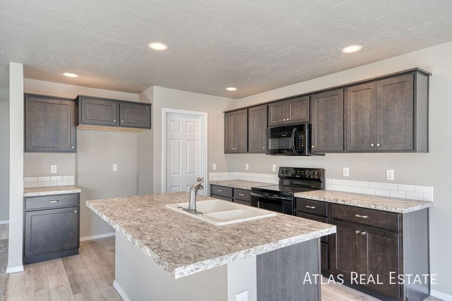 Building Photo - 2711 W Balboa Dr