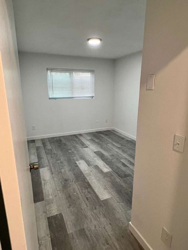 Building Photo - Remodeled 2 bedrooms 2 full baths corner u...