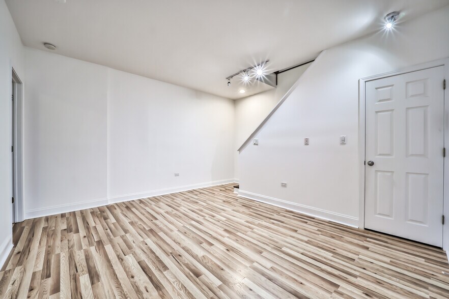 Building Photo - 734 W Waveland Ave