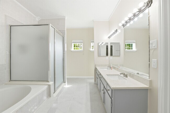 Building Photo - 7235 Battle Hills Dr