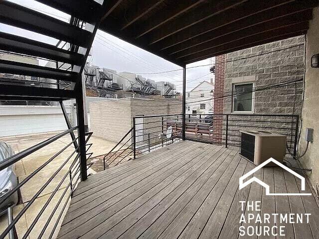 Building Photo - 920 N Paulina St