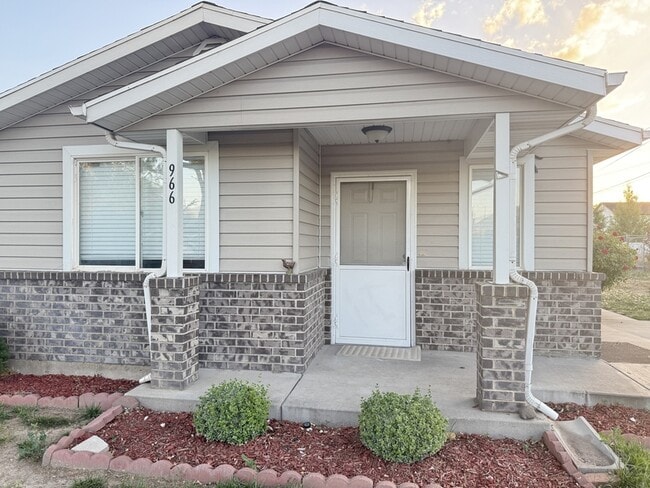 Primary Photo - 966 Glendale St W