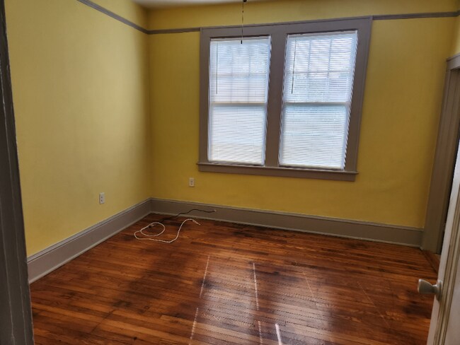 Building Photo - 1302 E Victory Dr