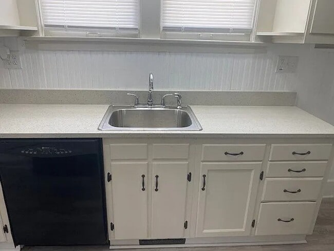 Building Photo - Big 2BR with appliances, nicely updated! Great for students or professor.