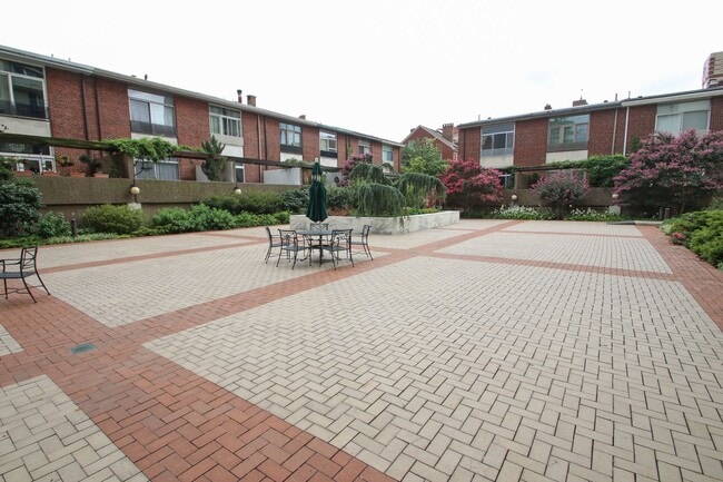 Building Photo - Luxury 1 Bedroom with Balcony, Pool & City Views – Hopkinson House