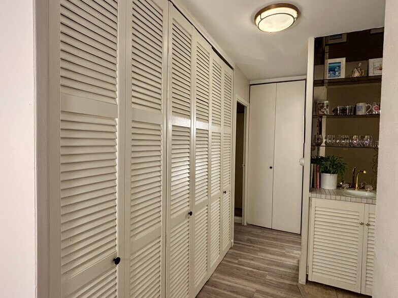 Hallway & Pantry Closets - 1111 Ash St