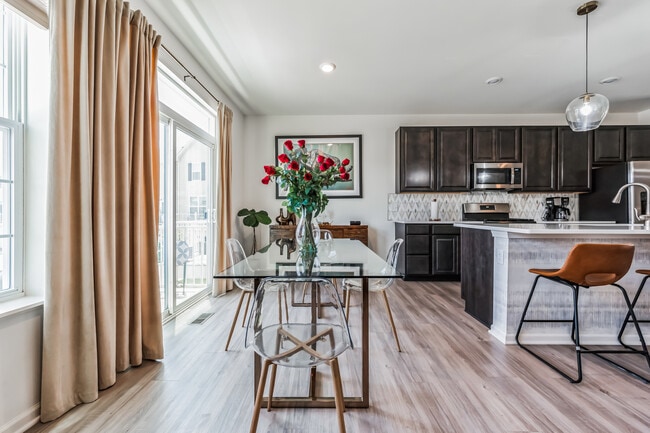 Building Photo - 605 Brook Ct