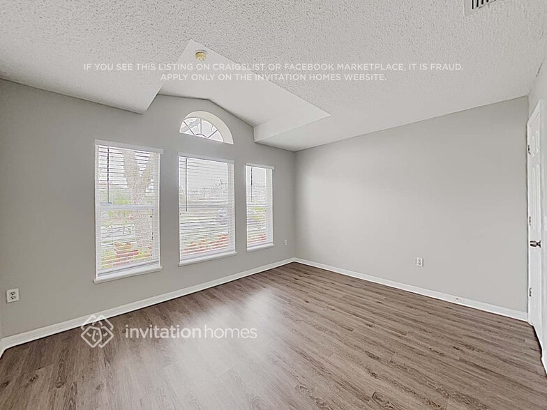 Building Photo - 3260 Erskine Dr