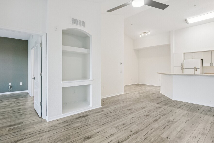 Building Photo - 4140 Central Sarasota Pky