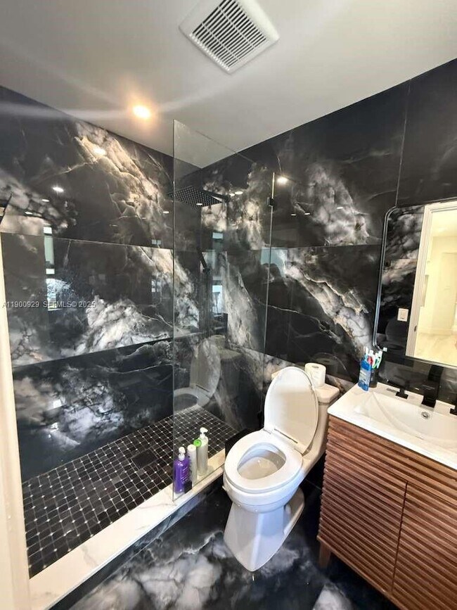 Building Photo - 2227 Roosevelt St