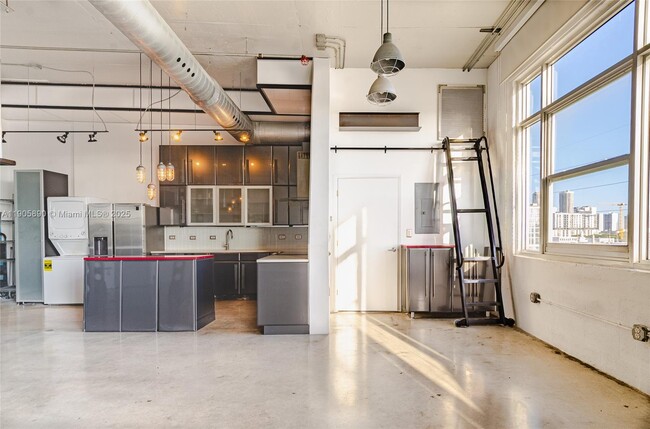 Primary Photo - 250 NW 23rd St