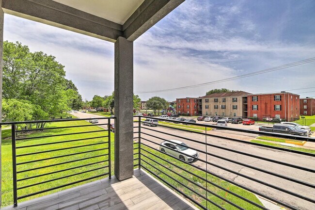 Building Photo - 4835 Sunflower St