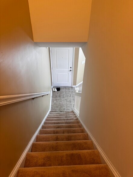Building Photo - 4044 Clarendon Way