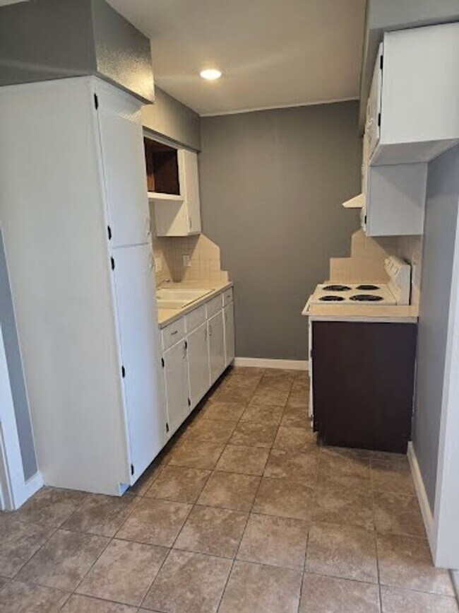 Building Photo - Newly Renovated 1 bed 1 bath