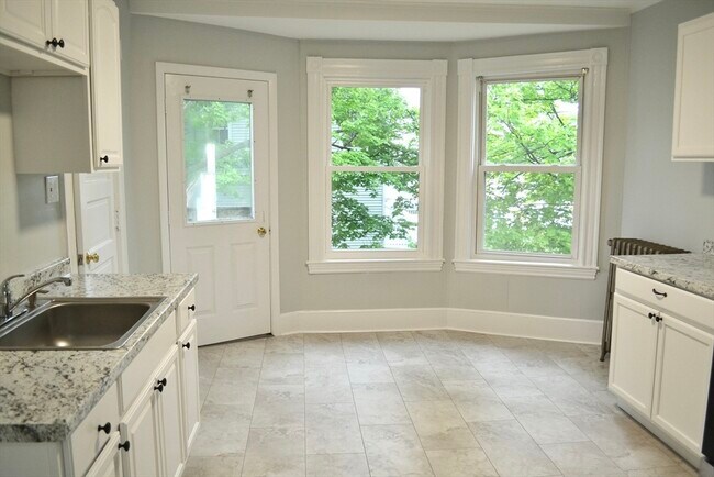 Building Photo - 208 Irving St