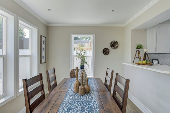 Building Photo - 701 Lincoln St