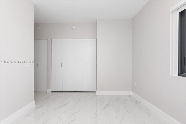 Building Photo - 700 NE 24th St