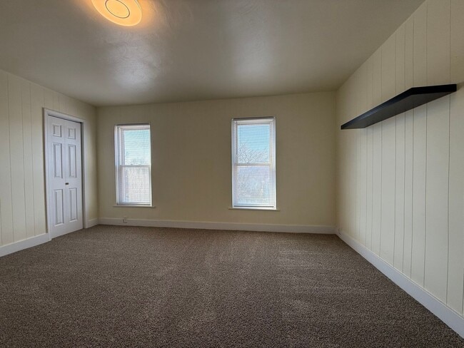 Building Photo - Updated 3BR house with fenced yard!