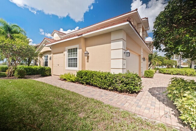 Building Photo - 3 Bed + Flex, 3 Bath 2,686 Sq Ft - Top Floor Coach Home