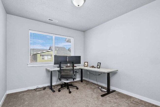 Building Photo - 401 N Tessa Ave