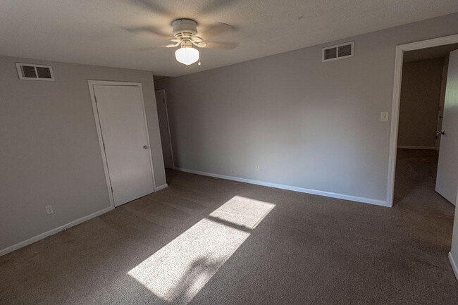 Building Photo - 1305 N Golf Blvd