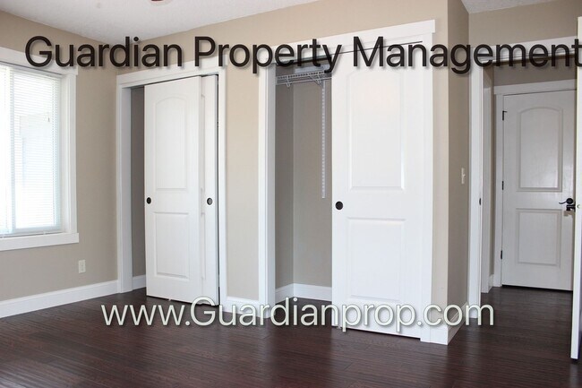 Building Photo - Renovated Side By Side Town Home, 2 Full baths, 2 Full Garage Spaces, Video Walk Through