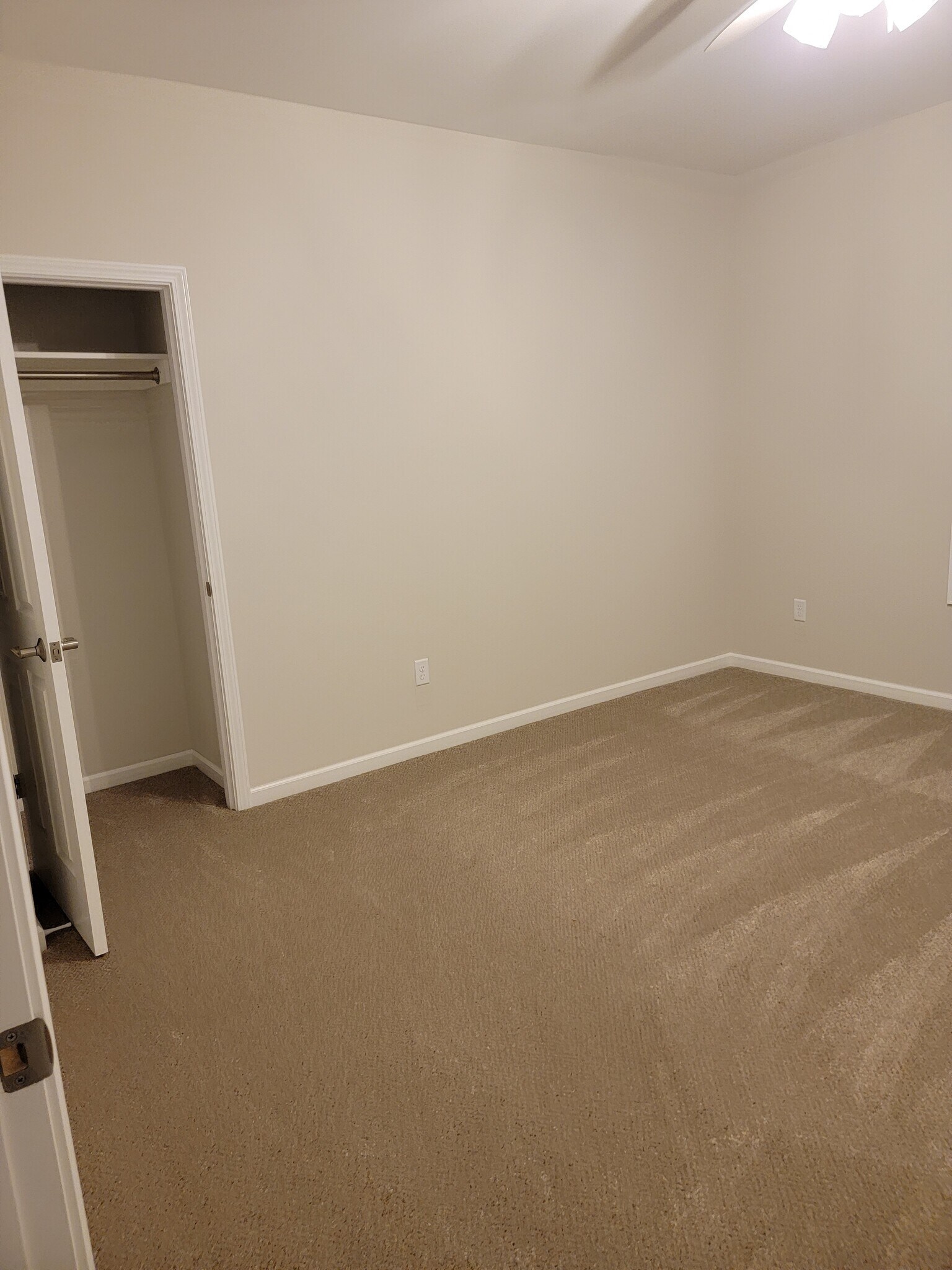 Bedroom 2 with closet - 919 Arcadian Ave
