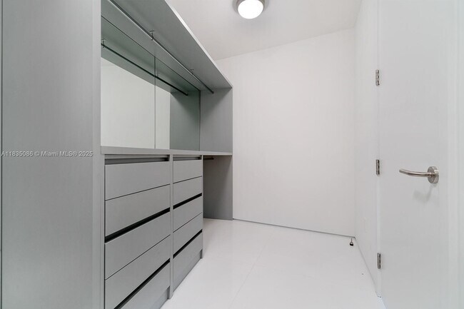 Building Photo - 18555 Collins Ave