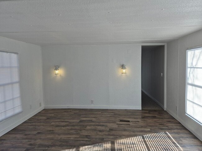 Building Photo - 209 S Ave B