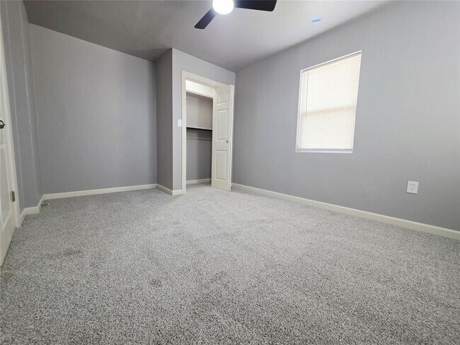 Building Photo - 2722 N Lyons Dr