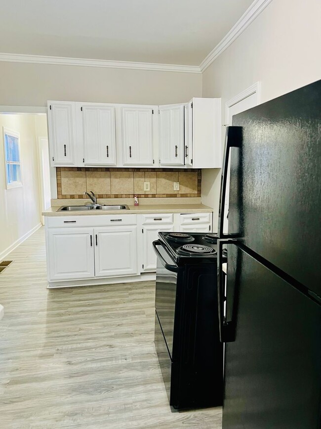 Building Photo - Newly remodeled 3 bedroom home in West Lou...