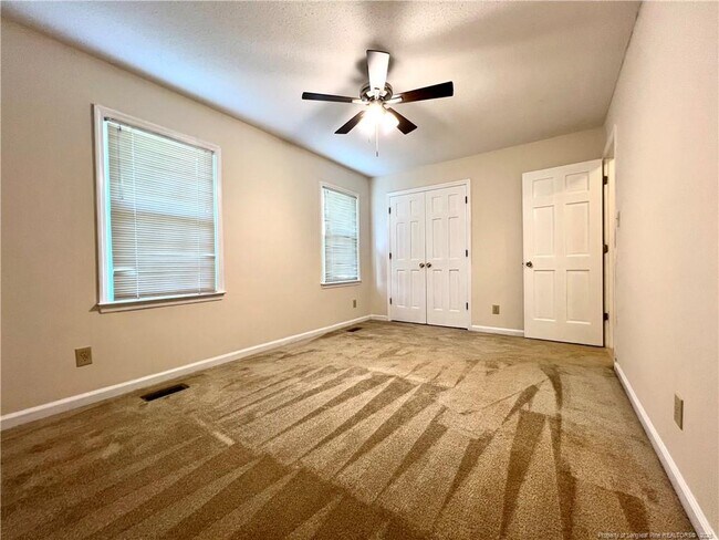 Building Photo - 6017 Lakeway Dr
