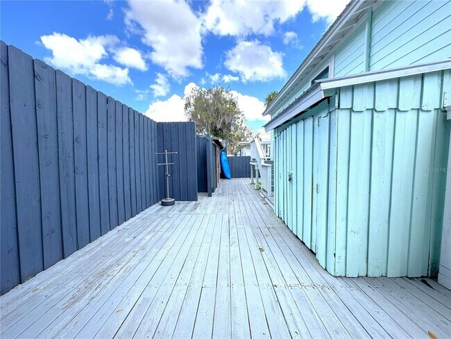 Building Photo - 222 NE 1st Ave