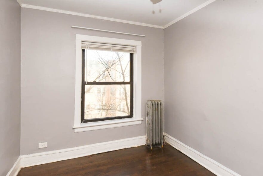 Building Photo - 3600 W Sunnyside Ave