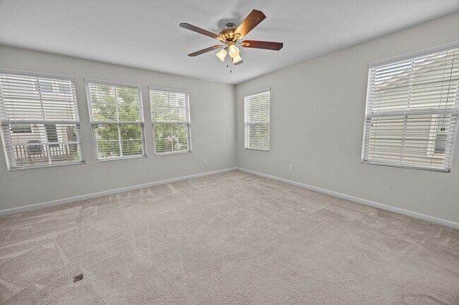 Building Photo - Fantastic 3 Bedroom End-unit Townhome with...