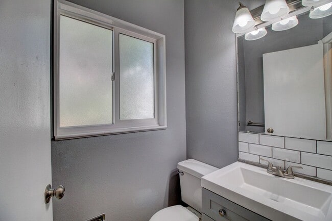 Building Photo - Remodeled 2 Bedroom in Lakewood! Great Loc...