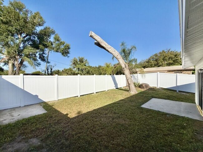 Building Photo - 5212 Peach Ave