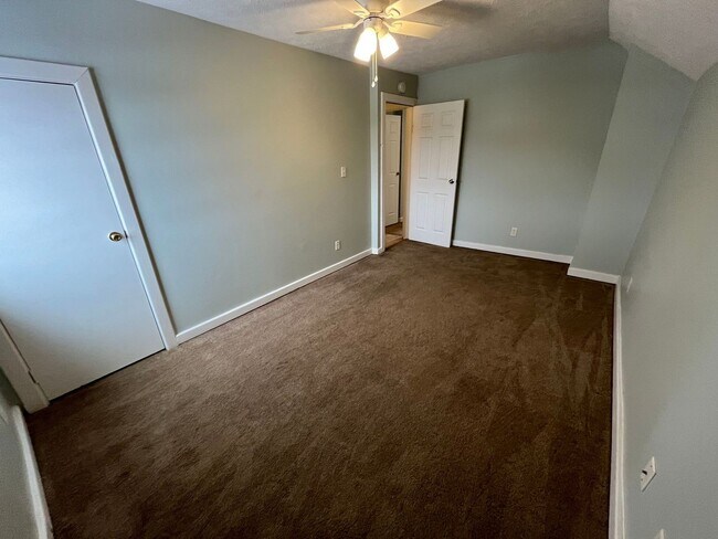 Building Photo - 208 S 5th St