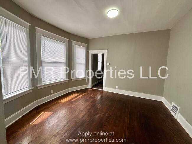 Building Photo - 2 Bedrooms / 1 Bathroom House